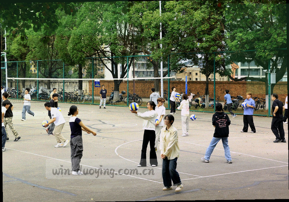 多盈培训场地内服务人员练习台面擦拭与器具摆放的场景